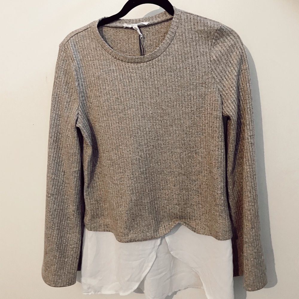 BCBG SWEATER. A lightly worn super flattering cream BCBG sweater!